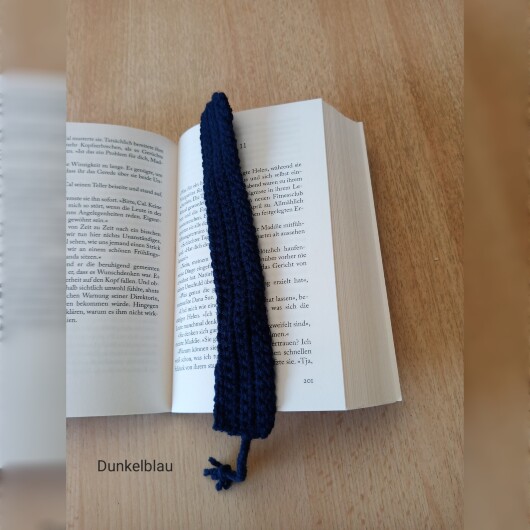 Handgehäkeltes Lesezeichen Dunkelblau aus feiner Baumwolle mit filigraner Häkelstruktur und handgeflochtenem Abschlussband. Etwa 2 x 25 cm groß, flach und leicht, ideal zum Markieren von Buchseiten, ohne das Buch zu beschädigen. In verschiedenen Farben erhältlich – jedes Stück ein handgefertigtes Unikat für stilvolles, liebevolles Lesen.