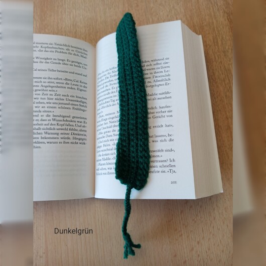 Handgehäkeltes Lesezeichen Dunkelgrün aus feiner Baumwolle mit filigraner Häkelstruktur und handgeflochtenem Abschlussband. Etwa 2 x 25 cm groß, flach und leicht, ideal zum Markieren von Buchseiten, ohne das Buch zu beschädigen. In verschiedenen Farben erhältlich – jedes Stück ein handgefertigtes Unikat für stilvolles, liebevolles Lesen.