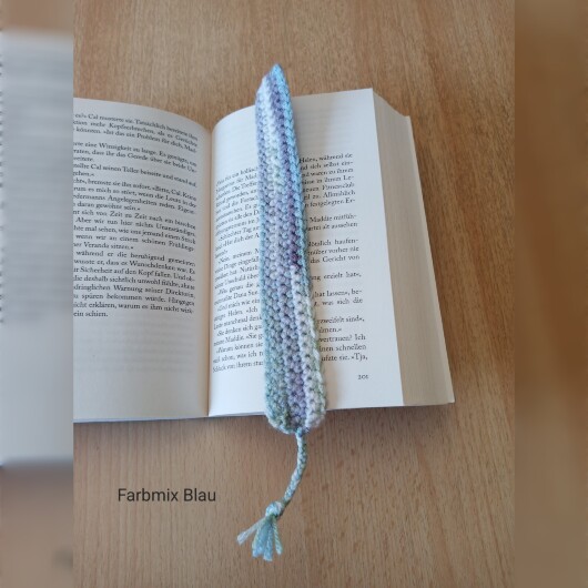 Handgehäkeltes Lesezeichen Farbmix Blau aus feiner Baumwolle mit filigraner Häkelstruktur und handgeflochtenem Abschlussband. Etwa 2 x 25 cm groß, flach und leicht, ideal zum Markieren von Buchseiten, ohne das Buch zu beschädigen. In verschiedenen Farben erhältlich – jedes Stück ein handgefertigtes Unikat für stilvolles, liebevolles Lesen.