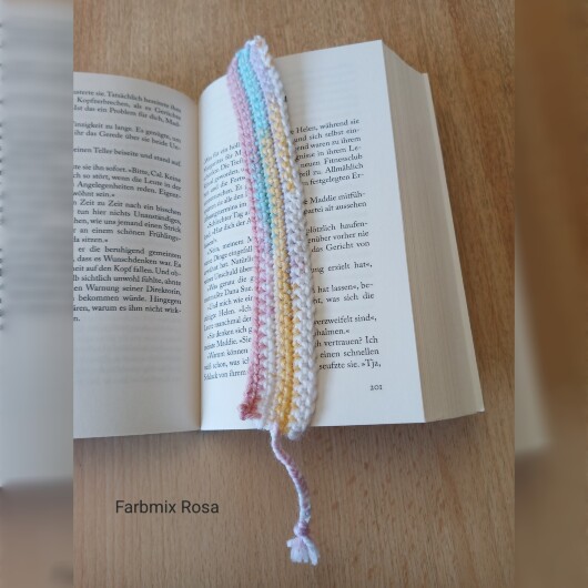 Handgehäkeltes Lesezeichen Farbmix Rosa aus feiner Baumwolle mit filigraner Häkelstruktur und handgeflochtenem Abschlussband. Etwa 2 x 25 cm groß, flach und leicht, ideal zum Markieren von Buchseiten, ohne das Buch zu beschädigen. In verschiedenen Farben erhältlich – jedes Stück ein handgefertigtes Unikat für stilvolles, liebevolles Lesen.