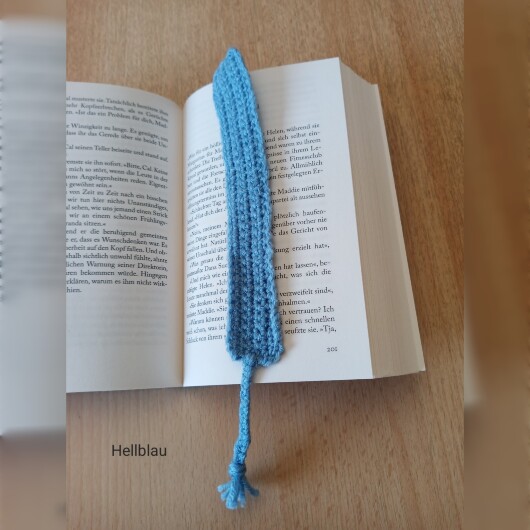 Handgehäkeltes Lesezeichen Hellblau aus feiner Baumwolle mit filigraner Häkelstruktur und handgeflochtenem Abschlussband. Etwa 2 x 25 cm groß, flach und leicht, ideal zum Markieren von Buchseiten, ohne das Buch zu beschädigen. In verschiedenen Farben erhältlich – jedes Stück ein handgefertigtes Unikat für stilvolles, liebevolles Lesen.