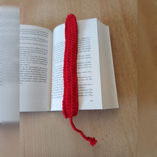 Handgehäkeltes Lesezeichen Rot aus feiner Baumwolle mit filigraner Häkelstruktur und handgeflochtenem Abschlussband. Etwa 2 x 25 cm groß, flach und leicht, ideal zum Markieren von Buchseiten, ohne das Buch zu beschädigen. In verschiedenen Farben erhältlich – jedes Stück ein handgefertigtes Unikat für stilvolles, liebevolles Lesen.