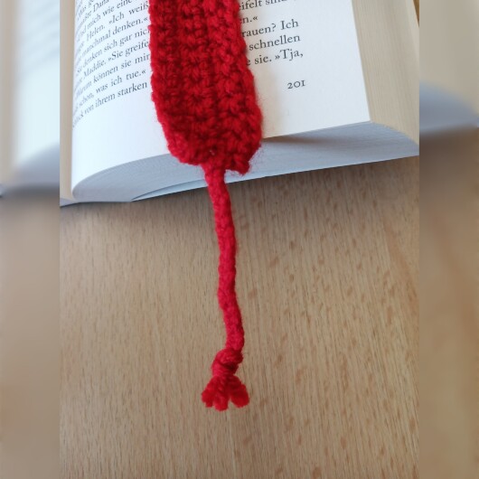 Handgehäkeltes Lesezeichen Rot aus feiner Baumwolle mit filigraner Häkelstruktur und handgeflochtenem Abschlussband. Etwa 2 x 25 cm groß, flach und leicht, ideal zum Markieren von Buchseiten, ohne das Buch zu beschädigen. In verschiedenen Farben erhältlich – jedes Stück ein handgefertigtes Unikat für stilvolles, liebevolles Lesen.