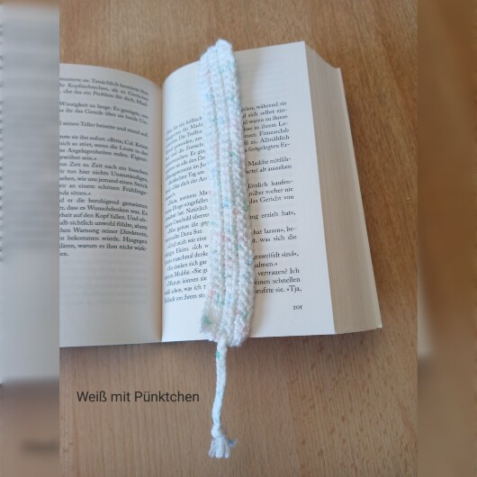 Handgehäkeltes Lesezeichen Weiß mit Pünktchen aus feiner Baumwolle mit filigraner Häkelstruktur und handgeflochtenem Abschlussband. Etwa 2 x 25 cm groß, flach und leicht, ideal zum Markieren von Buchseiten, ohne das Buch zu beschädigen. In verschiedenen Farben erhältlich – jedes Stück ein handgefertigtes Unikat für stilvolles, liebevolles Lesen.