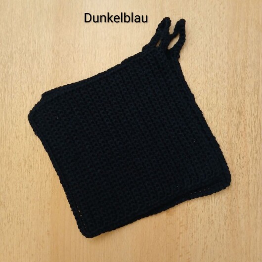 Handgehäkeltes Topflappen-Set Dunkelblau aus robustem Baumwollgarn, quadratisch mit ca. 16 x 16 cm Größe. Die gleichmäßige Häkelstruktur sorgt für Hitzeschutz beim Kochen und Backen. Jeder Topflappen hat eine stabile Aufhängeschlaufe und ist wahlweise einfarbig oder mit farbigem Rand gestaltet – ein dekorativer, funktionaler Küchenhelfer in Handarbeit.