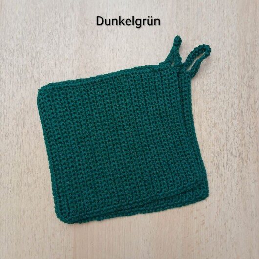 Handgehäkeltes Topflappen-Set Dunkelgrün aus robustem Baumwollgarn, quadratisch mit ca. 16 x 16 cm Größe. Die gleichmäßige Häkelstruktur sorgt für Hitzeschutz beim Kochen und Backen. Jeder Topflappen hat eine stabile Aufhängeschlaufe und ist wahlweise einfarbig oder mit farbigem Rand gestaltet – ein dekorativer, funktionaler Küchenhelfer in Handarbeit.