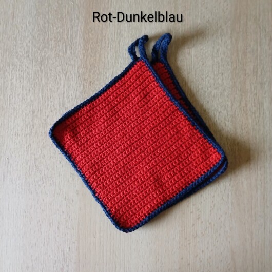 Handgehäkeltes Topflappen-Set Rot-Dunkelblau aus robustem Baumwollgarn, quadratisch mit ca. 16 x 16 cm Größe. Die gleichmäßige Häkelstruktur sorgt für Hitzeschutz beim Kochen und Backen. Jeder Topflappen hat eine stabile Aufhängeschlaufe und ist wahlweise einfarbig oder mit farbigem Rand gestaltet – ein dekorativer, funktionaler Küchenhelfer in Handarbeit.
