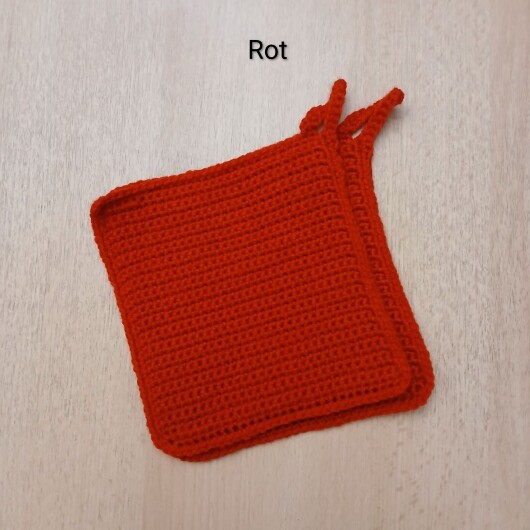 Handgehäkeltes Topflappen-Set Rot aus robustem Baumwollgarn, quadratisch mit ca. 16 x 16 cm Größe. Die gleichmäßige Häkelstruktur sorgt für Hitzeschutz beim Kochen und Backen. Jeder Topflappen hat eine stabile Aufhängeschlaufe und ist wahlweise einfarbig oder mit farbigem Rand gestaltet – ein dekorativer, funktionaler Küchenhelfer in Handarbeit.