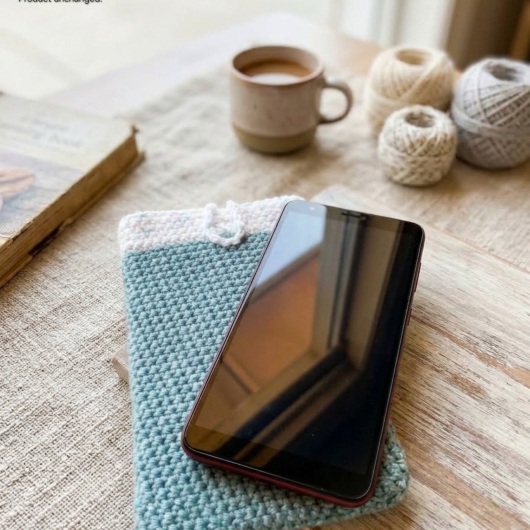Handgehäkelte Handyhülle Zweifarbige Handyhülle aus weicher, strapazierfähiger Wolle mit dekorativem Knopfverschluss. Die Hülle misst etwa 10 x 16 cm, ist dehnbar und passt sich der Form des Smartphones an. In sanften Pastelltönen gestaltet, schützt sie das Handy vor Kratzern und Stößen – ein stilvolles, handgefertigtes Accessoire mit liebevollen Details.