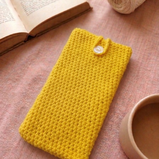 Handgehäkelte Handyhülle Bunte Handyhülle aus weicher, strapazierfähiger Wolle mit dekorativem Knopfverschluss. Etwa 10 x 18 cm groß, dehnbar und passend für viele Smartphone-Modelle. Schützt das Handy vor Kratzern und leichten Stößen, handgefertigt in verschiedenen Farben – jedes Stück ein individuelles Unikat mit liebevollen Details.