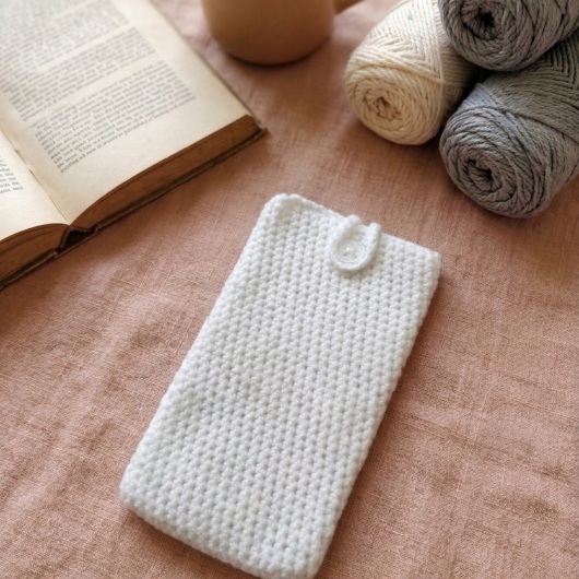 Handgehäkelte Handyhülle Bunte Handyhülle aus weicher, strapazierfähiger Wolle mit dekorativem Knopfverschluss. Etwa 10 x 18 cm groß, dehnbar und passend für viele Smartphone-Modelle. Schützt das Handy vor Kratzern und leichten Stößen, handgefertigt in verschiedenen Farben – jedes Stück ein individuelles Unikat mit liebevollen Details.