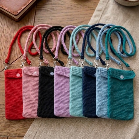 Handgehäkelte Handytasche Gehäkelte Umhängetasche aus hochwertigem Garn mit gleichmäßiger Struktur und Knopfverschluss. Die Tasche misst etwa 12 x 20 cm, bietet Platz für ein Smartphone und kleine Alltagsgegenstände. Mit abnehmbarem Schultergurt, der wahlweise als Umhängetasche oder Handyhülle genutzt werden kann. In verschiedenen Farben erhältlich – ein handgemachtes, stilvolles und nachhaltiges Accessoire.