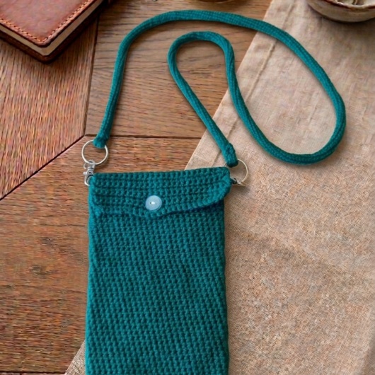 Handgehäkelte Handytasche Gehäkelte Umhängetasche aus hochwertigem Garn mit gleichmäßiger Struktur und Knopfverschluss. Die Tasche misst etwa 12 x 20 cm, bietet Platz für ein Smartphone und kleine Alltagsgegenstände. Mit abnehmbarem Schultergurt, der wahlweise als Umhängetasche oder Handyhülle genutzt werden kann. In verschiedenen Farben erhältlich – ein handgemachtes, stilvolles und nachhaltiges Accessoire.