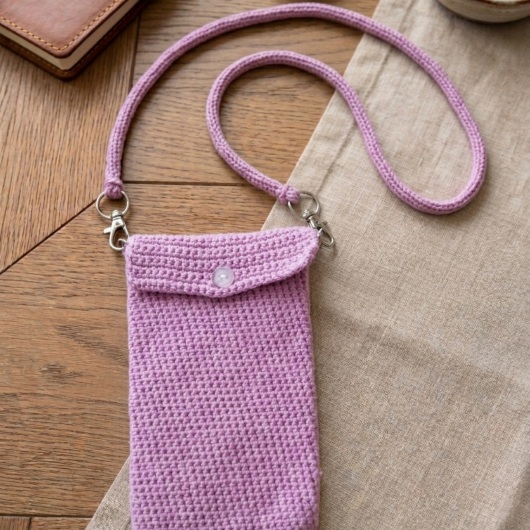 Handgehäkelte Handytasche Gehäkelte Umhängetasche aus hochwertigem Garn mit gleichmäßiger Struktur und Knopfverschluss. Die Tasche misst etwa 12 x 20 cm, bietet Platz für ein Smartphone und kleine Alltagsgegenstände. Mit abnehmbarem Schultergurt, der wahlweise als Umhängetasche oder Handyhülle genutzt werden kann. In verschiedenen Farben erhältlich – ein handgemachtes, stilvolles und nachhaltiges Accessoire.