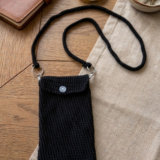 Handgehäkelte Handytasche Gehäkelte Umhängetasche aus hochwertigem Garn mit gleichmäßiger Struktur und Knopfverschluss. Die Tasche misst etwa 12 x 20 cm, bietet Platz für ein Smartphone und kleine Alltagsgegenstände. Mit abnehmbarem Schultergurt, der wahlweise als Umhängetasche oder Handyhülle genutzt werden kann. In verschiedenen Farben erhältlich – ein handgemachtes, stilvolles und nachhaltiges Accessoire.