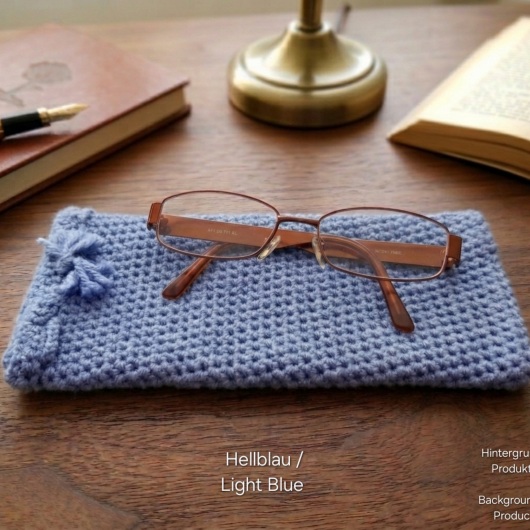 Handgehäkeltes Brillenetui Handgefertigtes Brillenetui aus weicher Wolle mit handgeflochtenem Kordelzug. Das etwa 9 x 20 cm große Etui bietet Platz für Lese-, Sonnen- oder Sehbrillen und schützt sie zuverlässig vor Kratzern und leichten Stößen. Leichtes, schlankes Design mit rustikalem Charme – in verschiedenen Farben erhältlich und handgefertigt hergestellt.