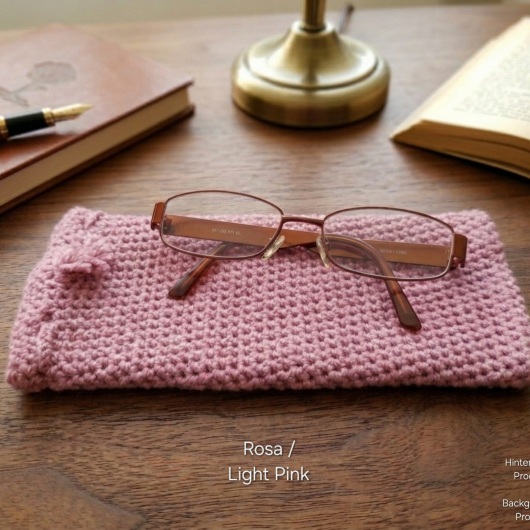Handgehäkeltes Brillenetui Handgefertigtes Brillenetui aus weicher Wolle mit handgeflochtenem Kordelzug. Das etwa 9 x 20 cm große Etui bietet Platz für Lese-, Sonnen- oder Sehbrillen und schützt sie zuverlässig vor Kratzern und leichten Stößen. Leichtes, schlankes Design mit rustikalem Charme – in verschiedenen Farben erhältlich und handgefertigt hergestellt.