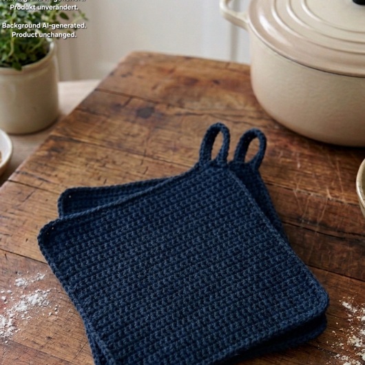 Handgehäkeltes Topflappen-Set Topflappen Baumwolle aus robustem Baumwollgarn, quadratisch mit ca. 16 x 16 cm Größe. Die gleichmäßige Häkelstruktur sorgt für Hitzeschutz beim Kochen und Backen. Jeder Topflappen hat eine stabile Aufhängeschlaufe und ist wahlweise einfarbig oder mit farbigem Rand gestaltet – ein dekorativer, funktionaler Küchenhelfer in Handarbeit.
