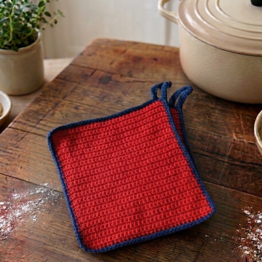Handgehäkeltes Topflappen-Set Topflappen Baumwolle aus robustem Baumwollgarn, quadratisch mit ca. 16 x 16 cm Größe. Die gleichmäßige Häkelstruktur sorgt für Hitzeschutz beim Kochen und Backen. Jeder Topflappen hat eine stabile Aufhängeschlaufe und ist wahlweise einfarbig oder mit farbigem Rand gestaltet – ein dekorativer, funktionaler Küchenhelfer in Handarbeit.