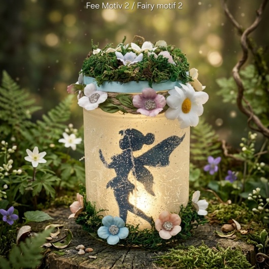 Handgemachtes Feenglas Windlichtglas mit Fee mit romantischem Feenmotiv, verziert mit blauem Satinband, feinem Glitzerstaub und einer kleinen Mooslandschaft auf dem Deckel. Umgeben von zarten Kunstblumen wirkt das Glas wie ein leuchtender Miniaturgarten. Im Inneren sorgt ein flackerndes LED-Teelicht für warmes, magisches Licht – ein märchenhaftes Deko- und Nachtlicht für jeden Raum.