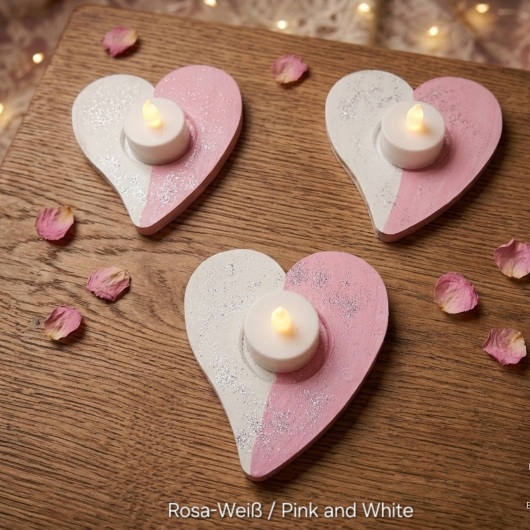 Herz Teelichthalter 4er Set Teelichthalter Herzen Rosa aus Holz im 4er Set, jeweils mit farbenfrohen, individuellen Designs. In der Mitte jedes Herzens befindet sich eine Vertiefung für ein kleines Teelicht, das warmes Licht auf das bemalte Holz wirft. Das 4er-Set strahlt Gemütlichkeit und Liebe aus – perfekt als romantische Deko, Geschenk oder Lichtakzent für Valentinstag, Hochzeit oder Alltag.